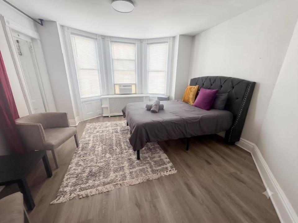 Newly Renovated 3BR with Den Sleeps 8 Near NYC Apartment in Union City