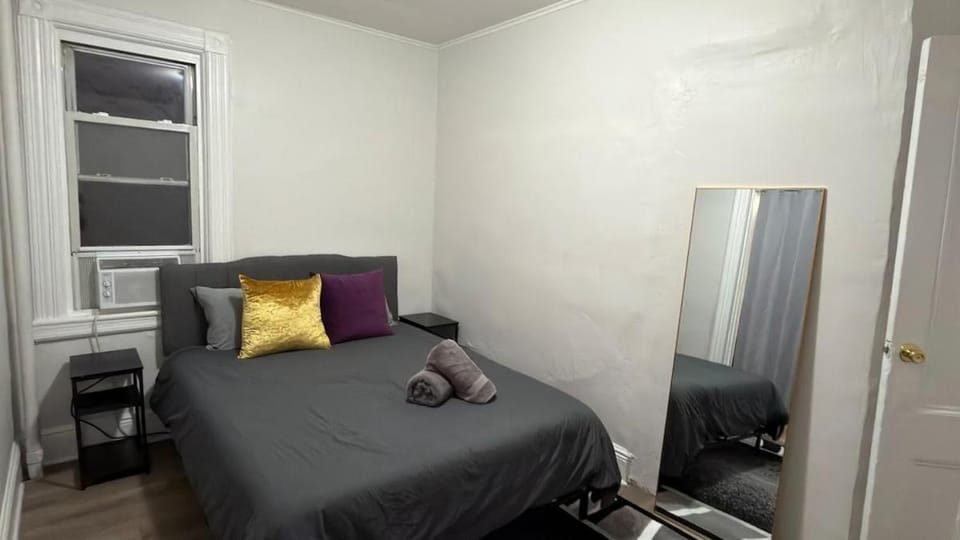 Newly Renovated 3BR with Den Sleeps 8 Near NYC Apartment in Union City