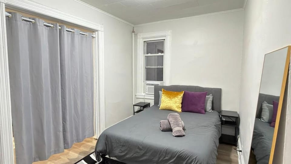 Newly Renovated 3BR with Den Sleeps 8 Near NYC Apartment in Union City