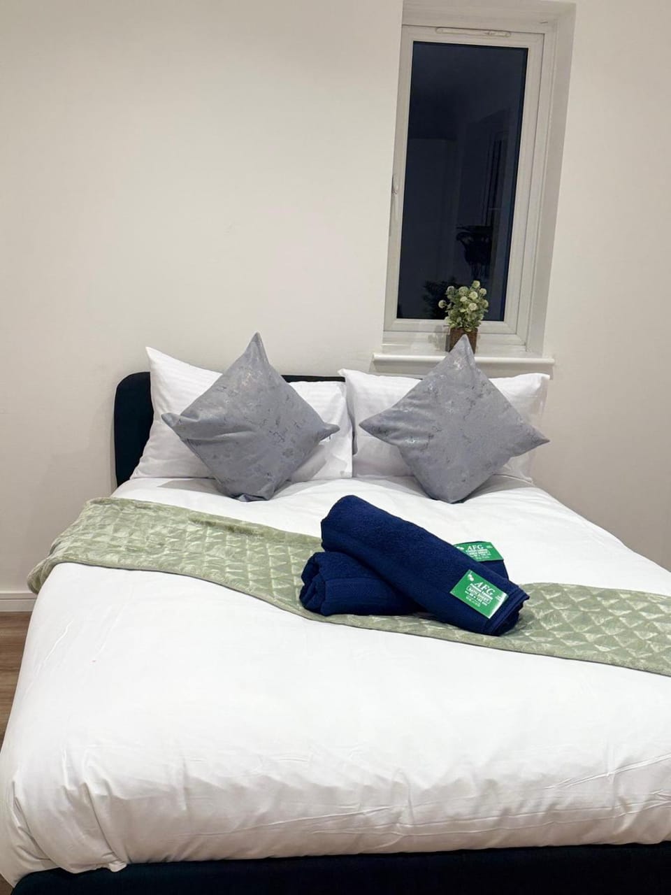 Photo of the whole room, towels