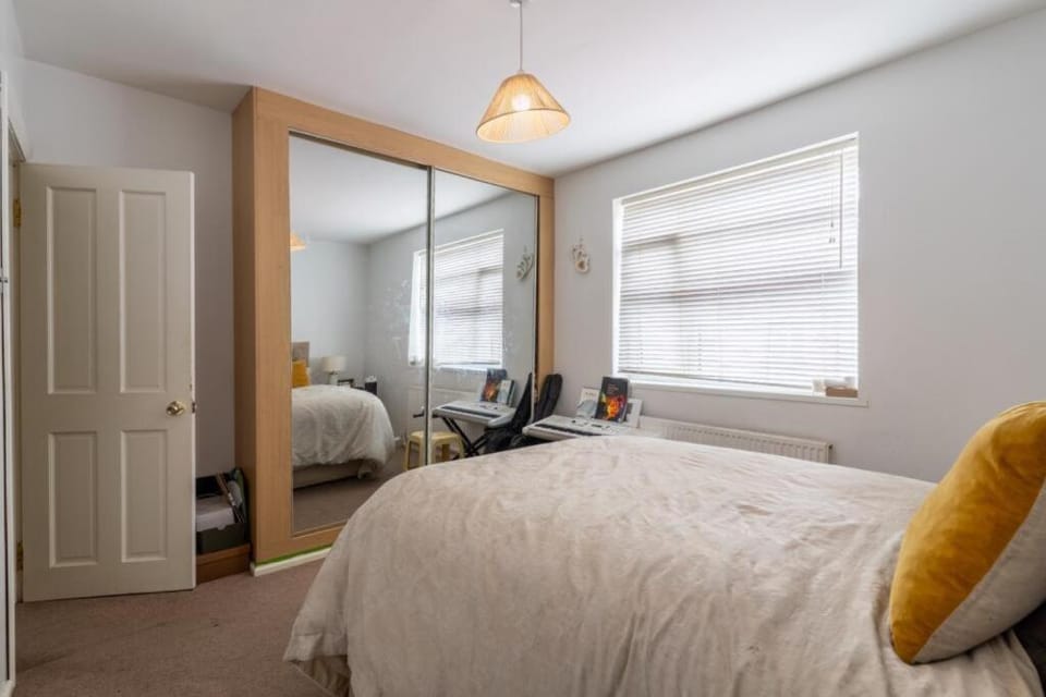 Gravesend 2-Bed House with Free Parking & WiFi Apartment in Gravesend