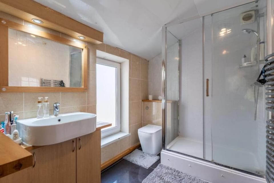 Gravesend 2-Bed House with Free Parking & WiFi Apartment in Gravesend
