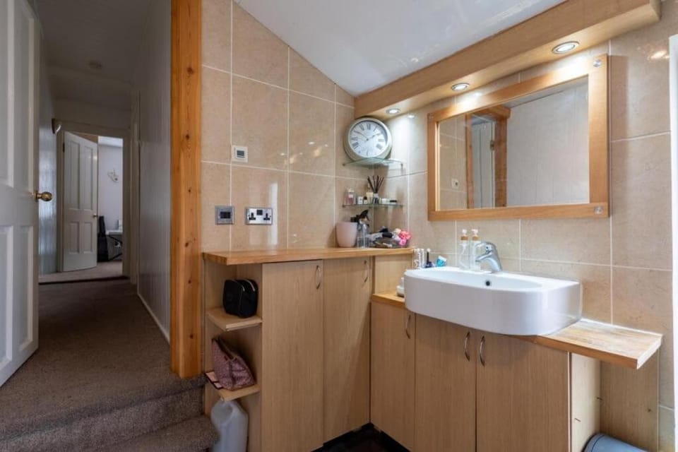 Gravesend 2-Bed House with Free Parking & WiFi Apartment in Gravesend