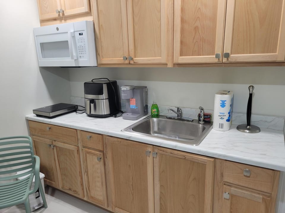 Coffee/tea facilities, Kitchen or kitchenette, stove