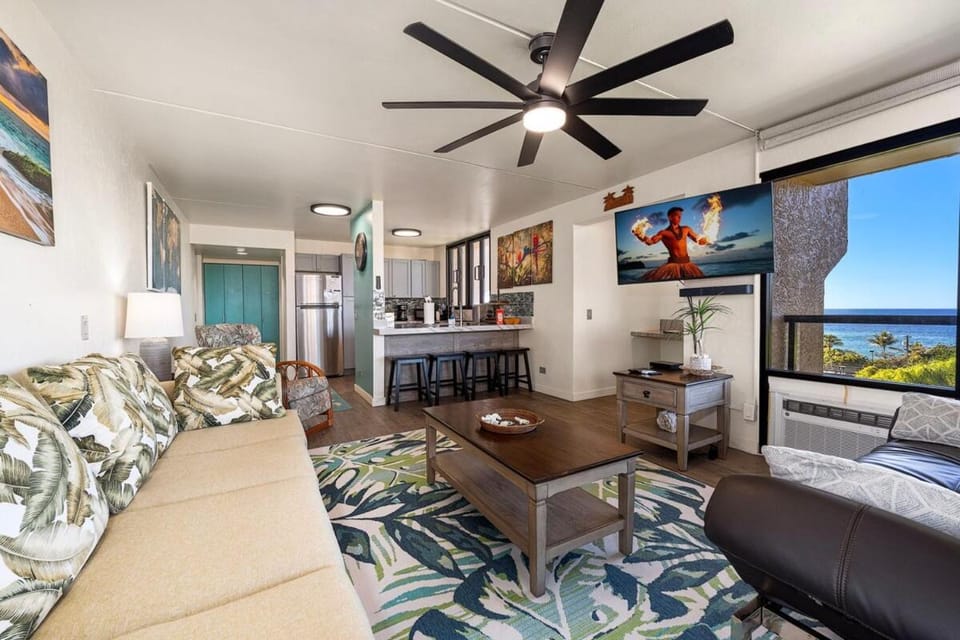 Kona Pacific - Oceanview 2BR Condo with Lanai - Steps to Beaches & Downtown! House in Holualoa