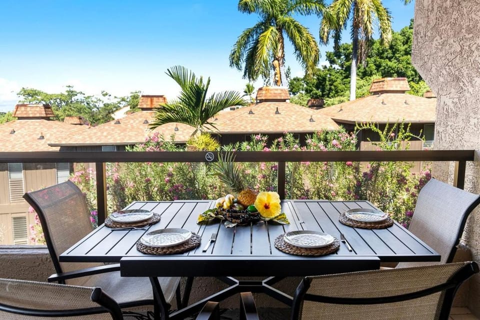 Kona Pacific - Oceanview 2BR Condo with Lanai - Steps to Beaches & Downtown! House in Holualoa