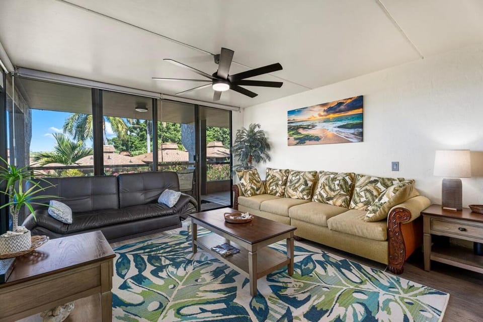 Kona Pacific - Oceanview 2BR Condo with Lanai - Steps to Beaches & Downtown! House in Holualoa