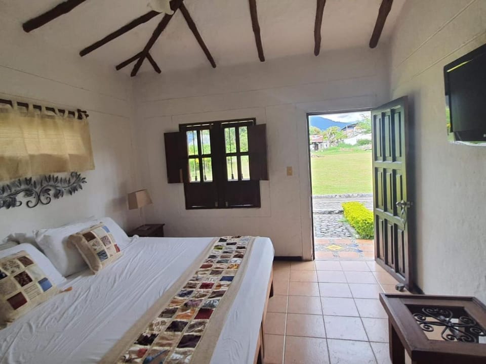 Bed, TV and multimedia, Bedroom