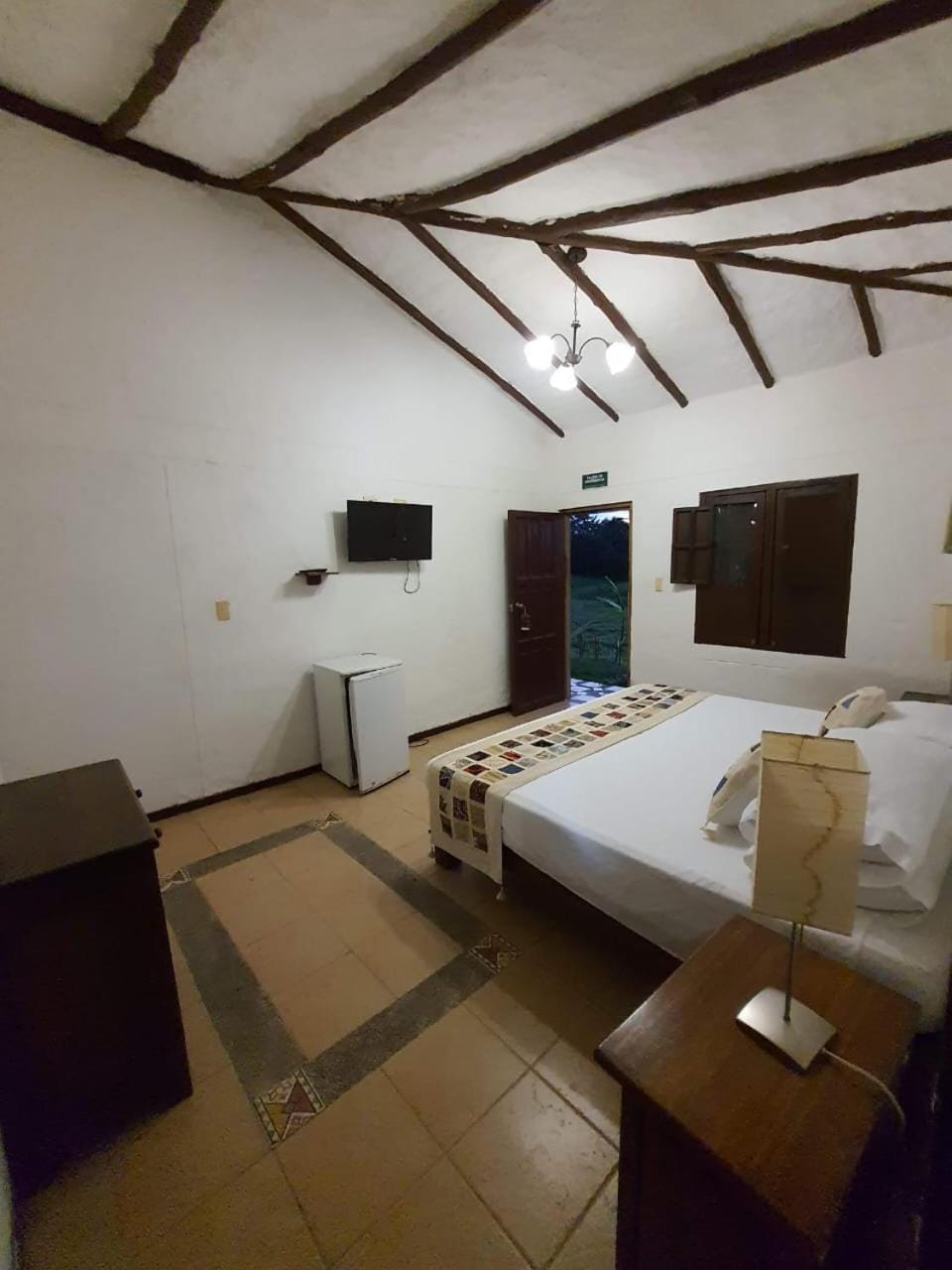 Bed, TV and multimedia, Photo of the whole room, Bedroom