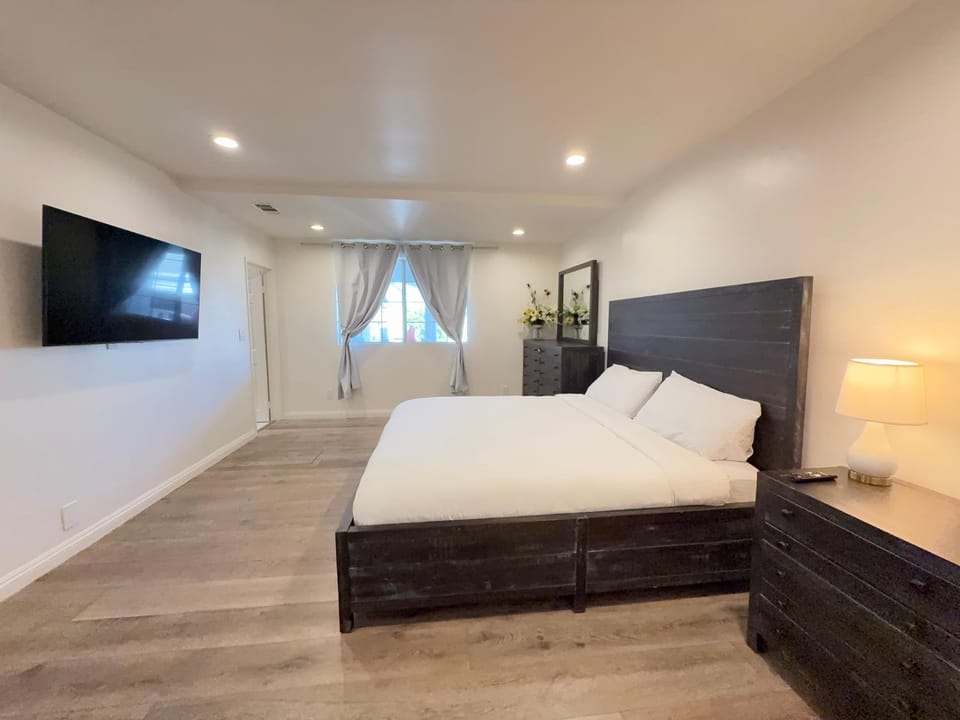 Bed, TV and multimedia, Bedroom