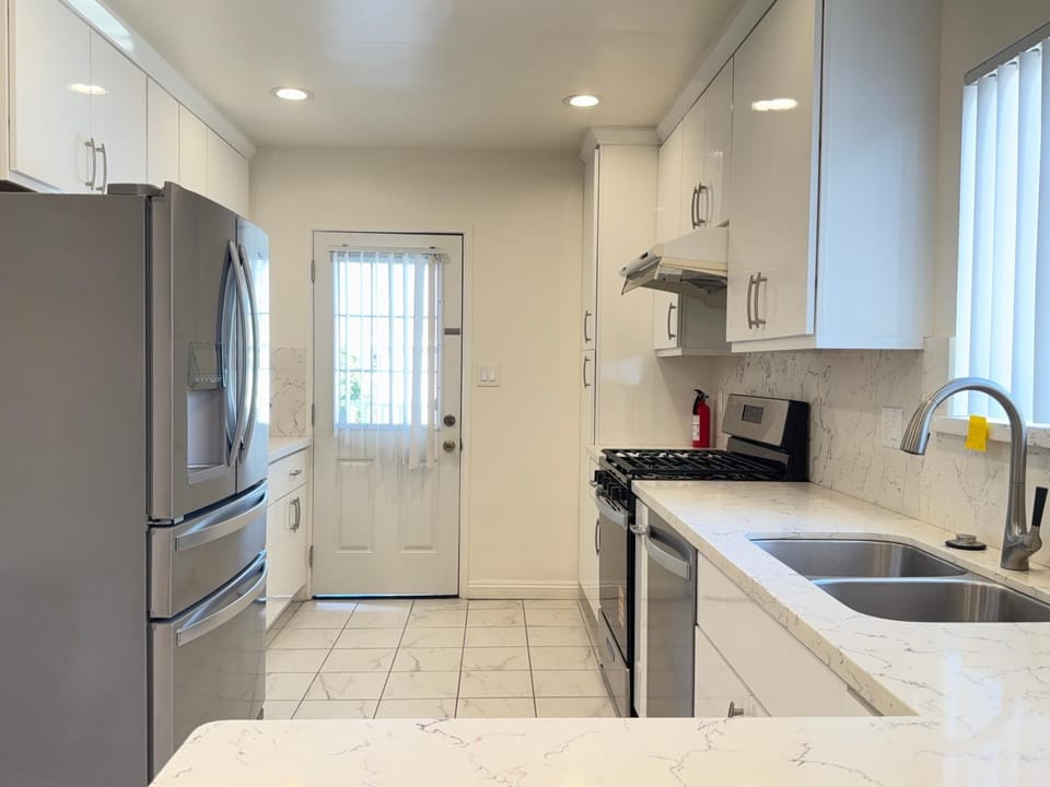 Kitchen or kitchenette, dishwasher, stove