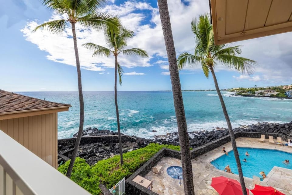 Sea Village 3312 Oceanfront condo in Kailua-Kona, with stunning views! House in Holualoa