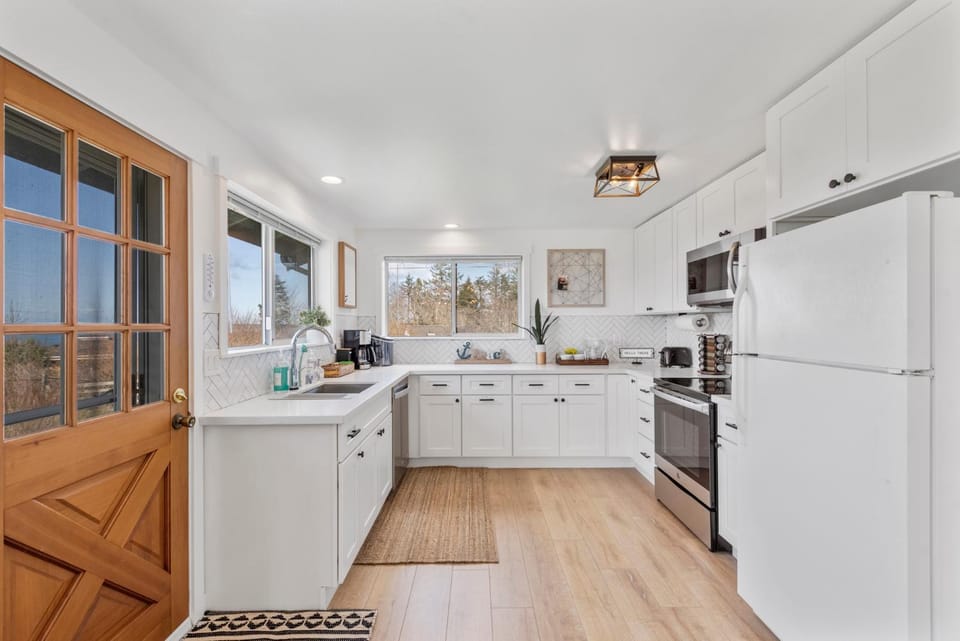 Perch - 2BR Waterfront Bluff | Sunset Views | Free Parking Apartment in Greenbank
