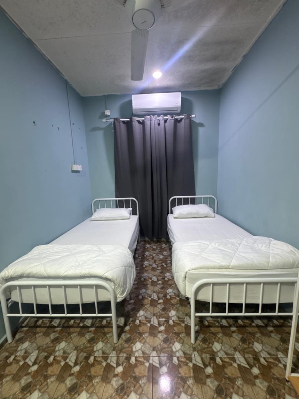 Bed, Photo of the whole room, Bedroom, air conditioner