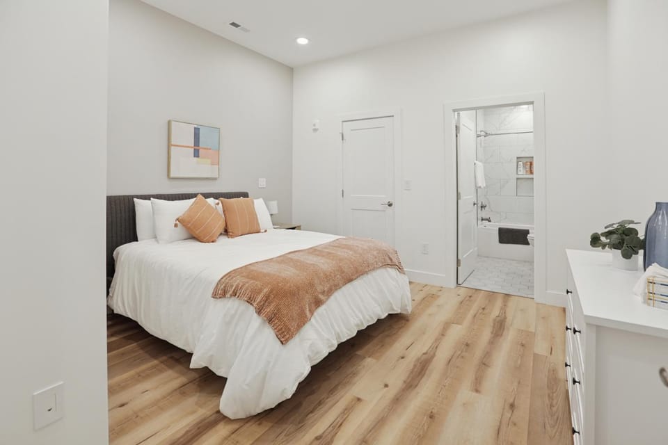Stylish Downtown Unit with Historic Charm apts Apartment in Bloomington