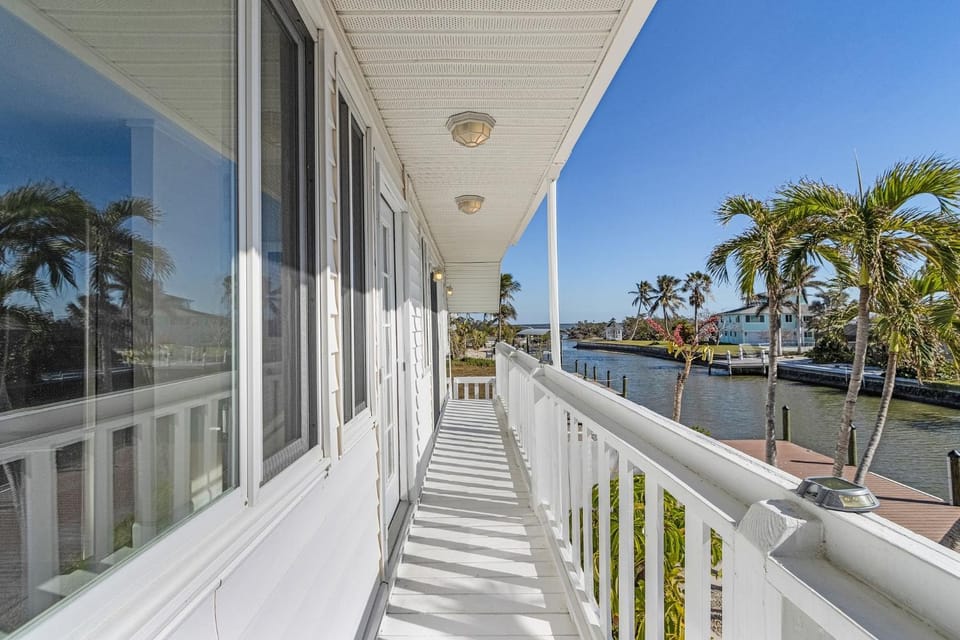 Entire Waterfront Duplex With Pool and Spa - Manor House in Estero Island