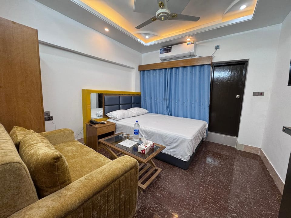 Bed, TV and multimedia, Living room, Photo of the whole room, Seating area, Bedroom, wardrobe, air conditioner