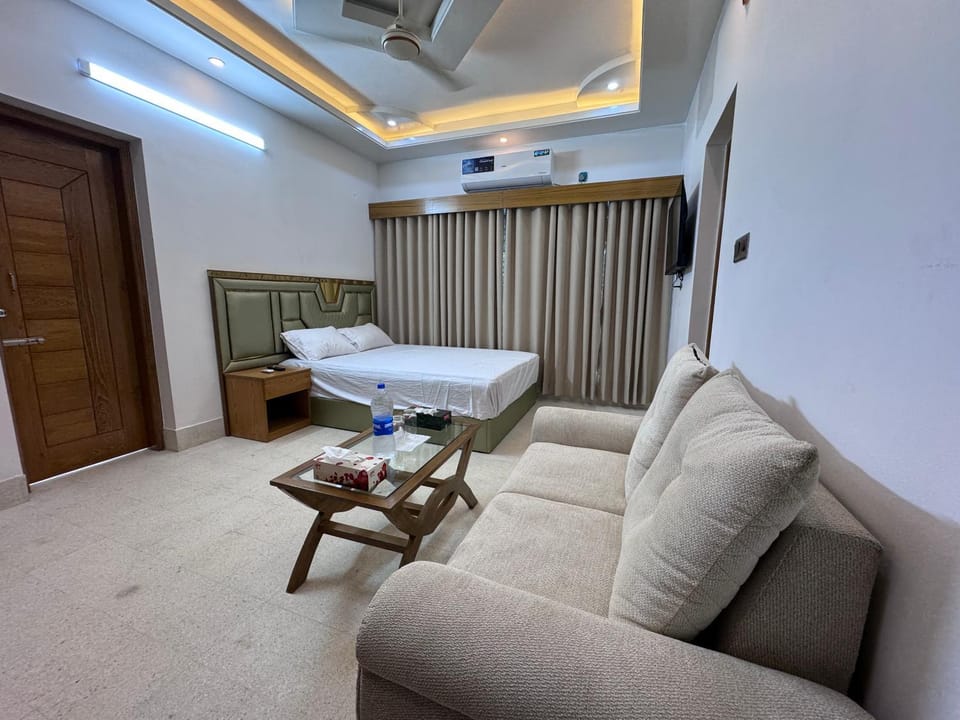 Bed, TV and multimedia, Living room, Photo of the whole room, Seating area, Bedroom, air conditioner