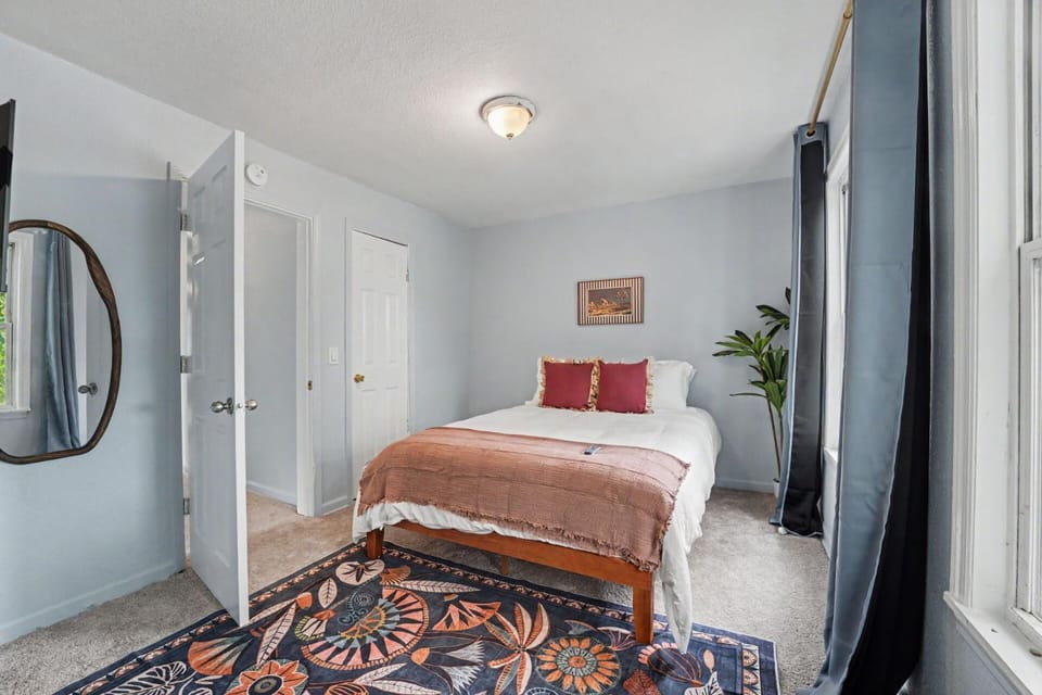 Chic Pet Friendly Furnished 2BR Apartment Near Major Hospitals Unit 1 Apartment in Brighton