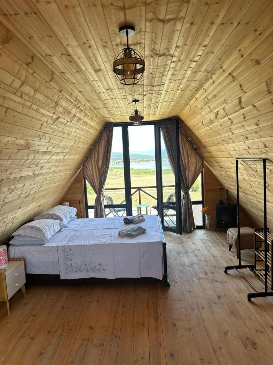 Lakeview Lounge Bazaleti Chalet in Georgia
