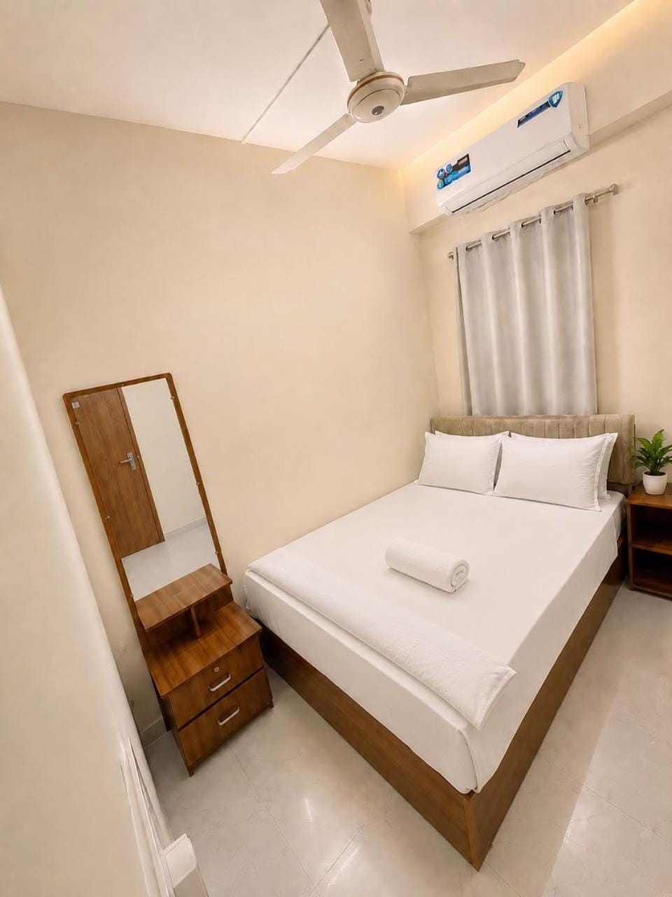 Bed, Photo of the whole room, Bedroom, fireplace, towels, air conditioner