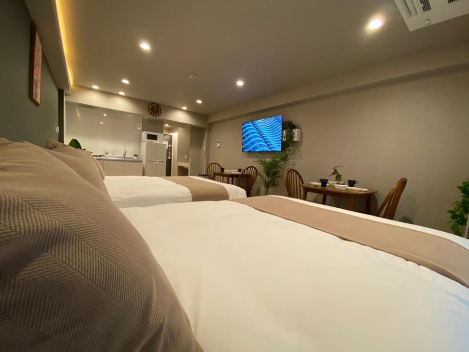 Bed, TV and multimedia, Living room, Photo of the whole room, Seating area, Bedroom