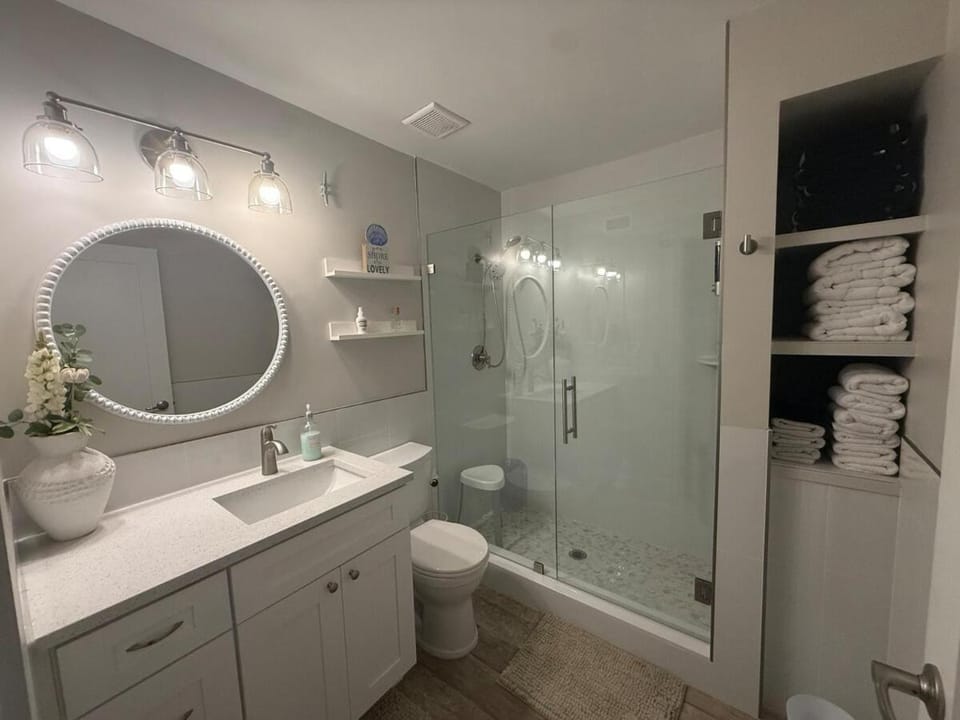 Shower, Toilet, Bathroom, towels