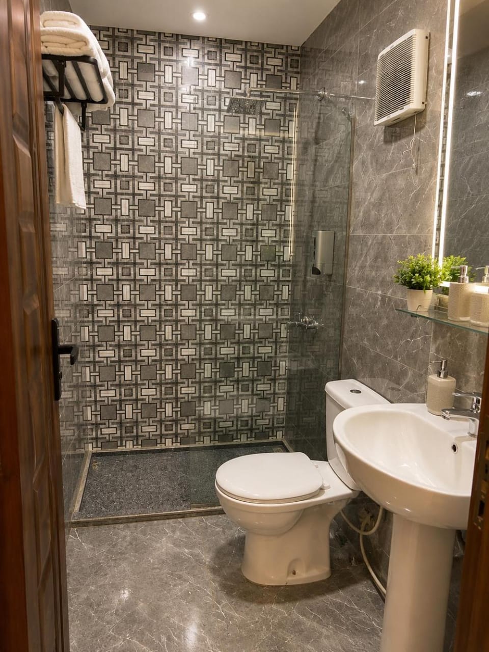 Shower, Toilet, Bathroom, bidet, towels