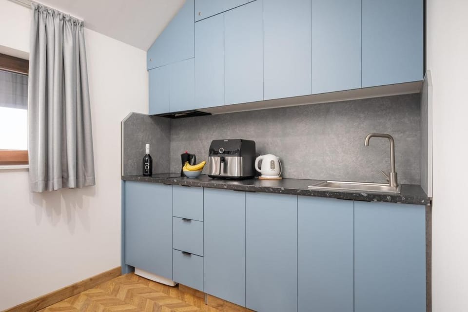Coffee/tea facilities, Kitchen or kitchenette, stove