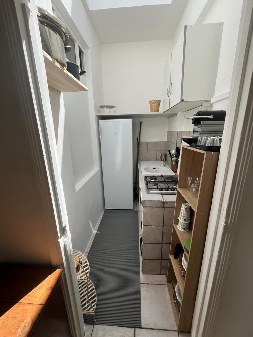 Coffee/tea facilities, Kitchen or kitchenette, microwave, stove, kitchen