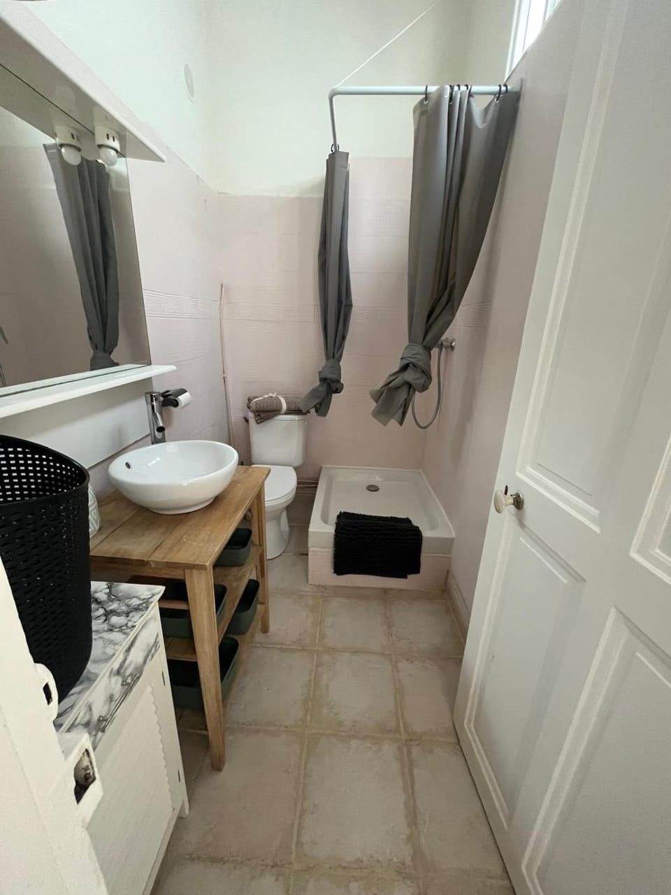 Shower, Toilet, Bathroom, towels, washing machine