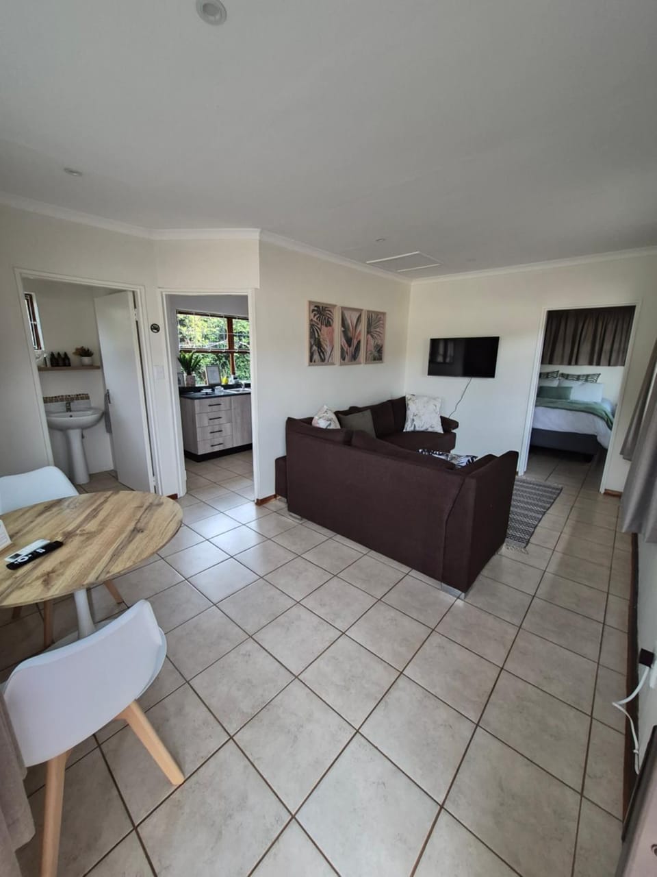 Bed, TV and multimedia, Kitchen or kitchenette, Living room, Photo of the whole room, Seating area, Dining area, Bedroom