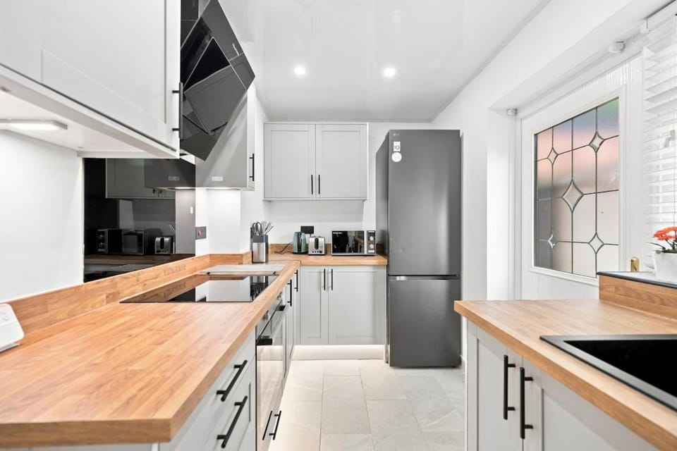 Kitchen or kitchenette, Dining area, oven