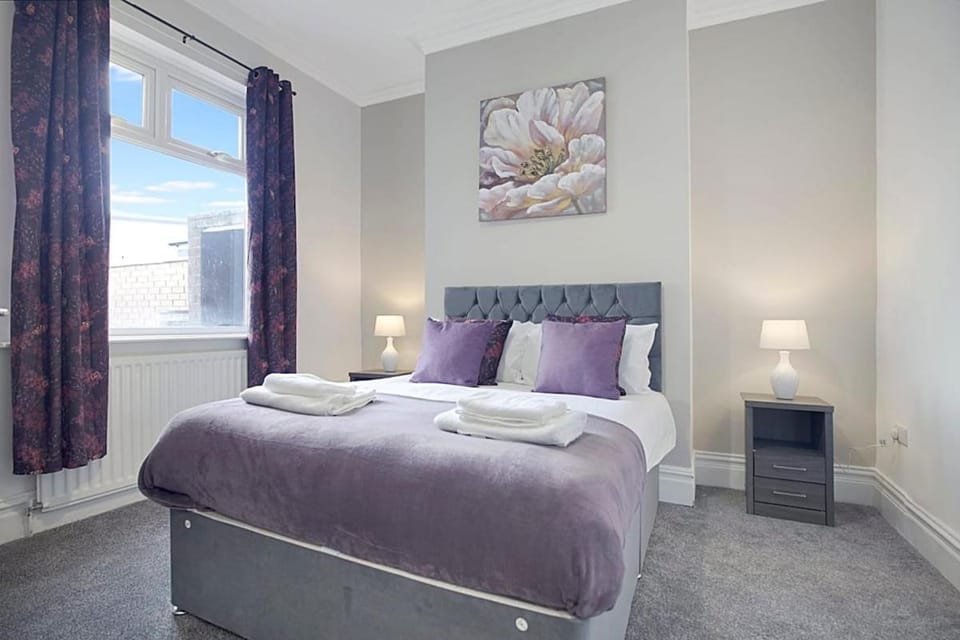 Spacious Retreat with Backyard Bliss Sleeps 7 Apartment in England