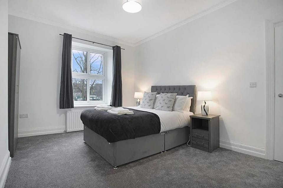 Spacious Retreat with Backyard Bliss Sleeps 7 Apartment in England