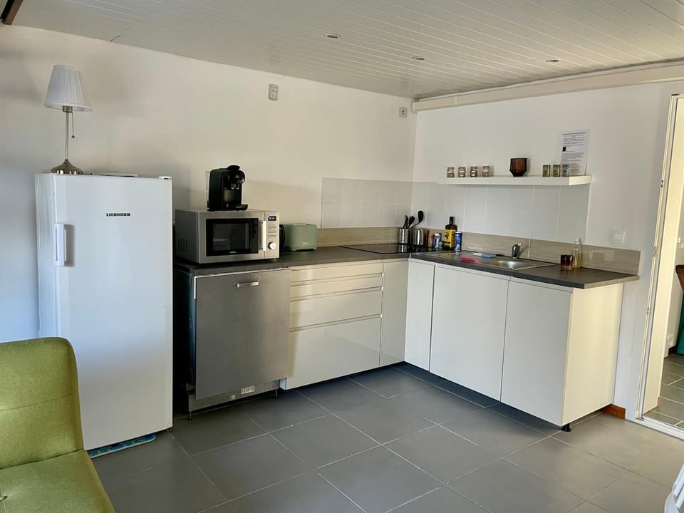 Coffee/tea facilities, Kitchen or kitchenette, dishwasher, stove, toaster