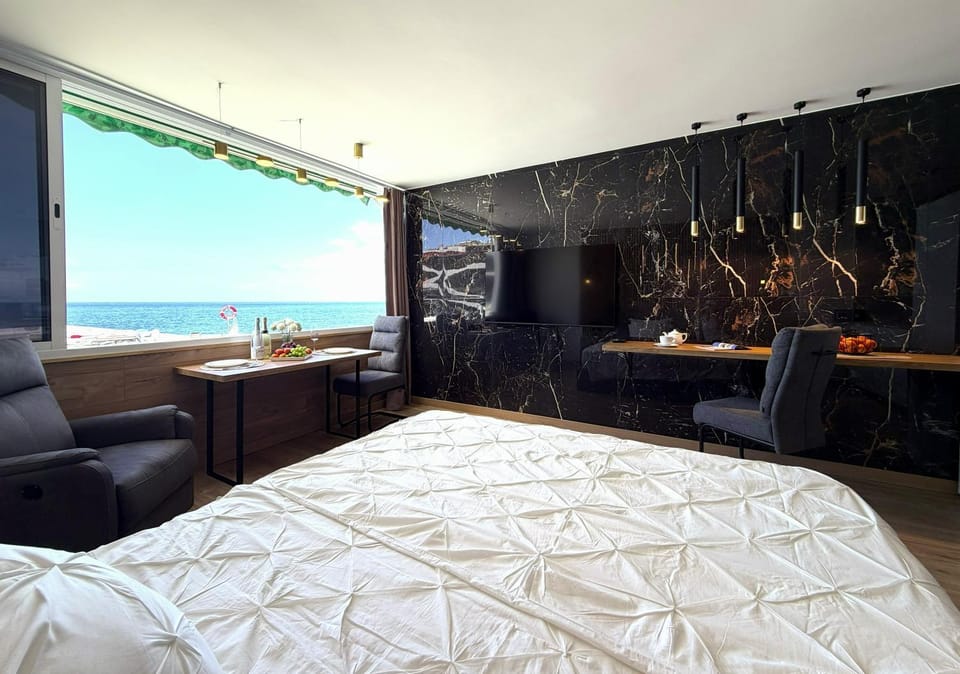 Bed, TV and multimedia, Bedroom, Sea view