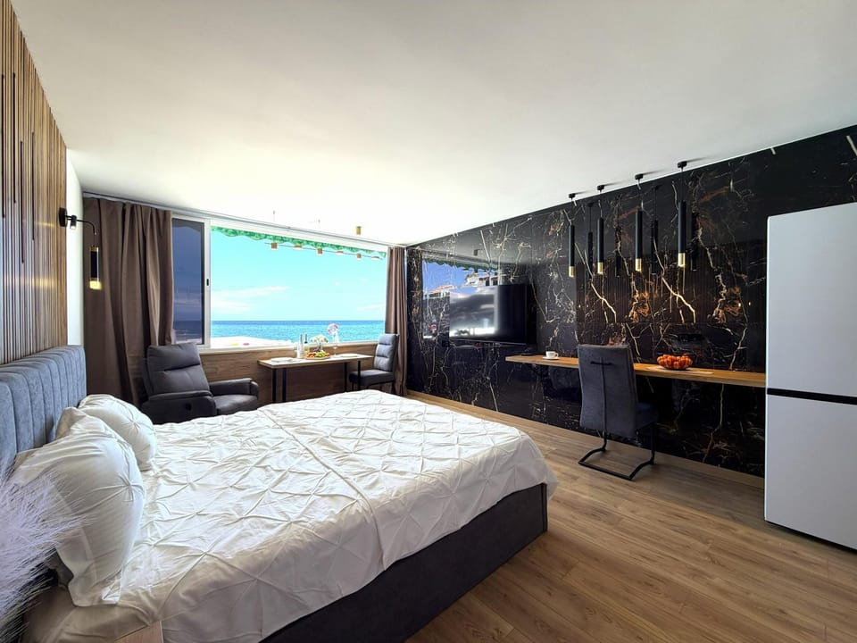 Bed, TV and multimedia, View (from property/room), Photo of the whole room, Bedroom, Sea view, wardrobe