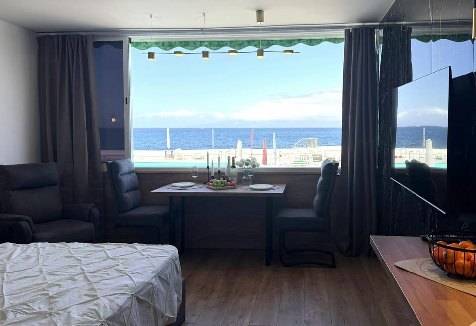Bed, View (from property/room), Dining area, Sea view