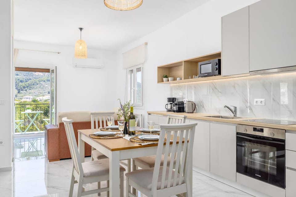 Dining area, kitchen