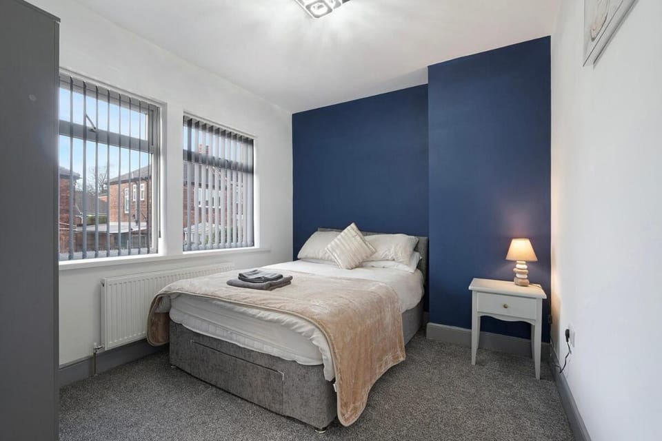 Newcastle 2BR Sleeps 5 2 Parking by Stay With Us House in Newcastle upon Tyne