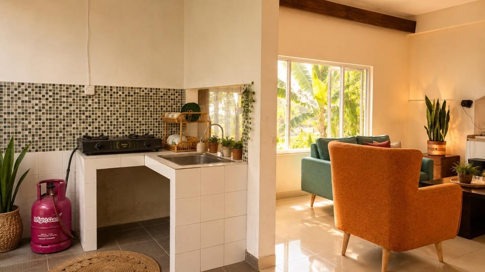 Coffee/tea facilities, Kitchen or kitchenette, Living room, Seating area, Dining area