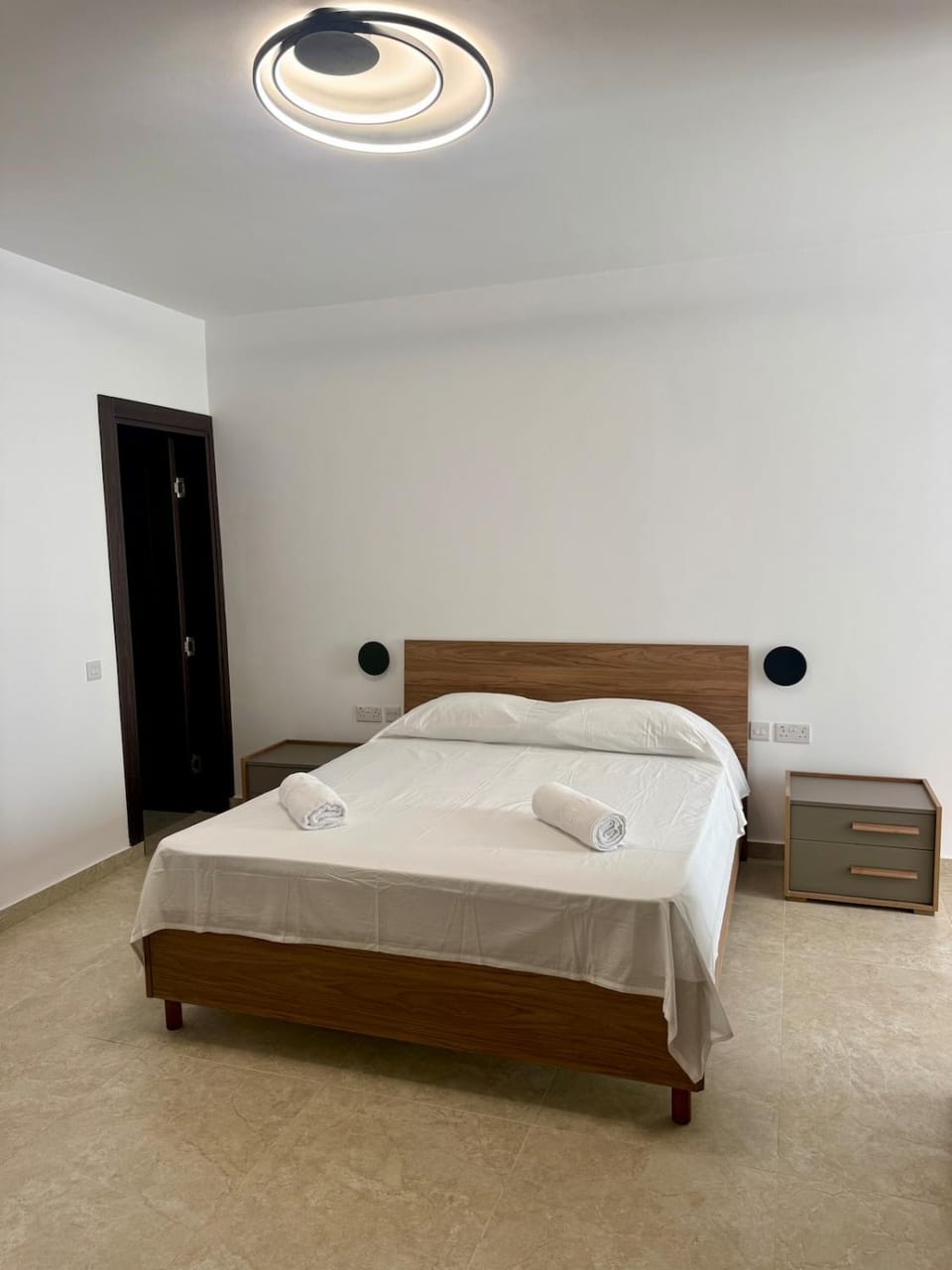 Bed, Bedroom, towels