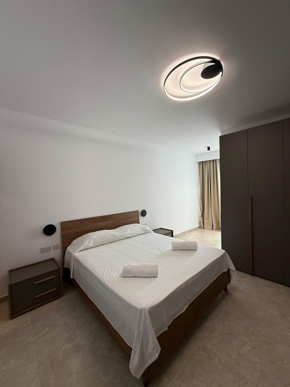 Bed, Bedroom, towels