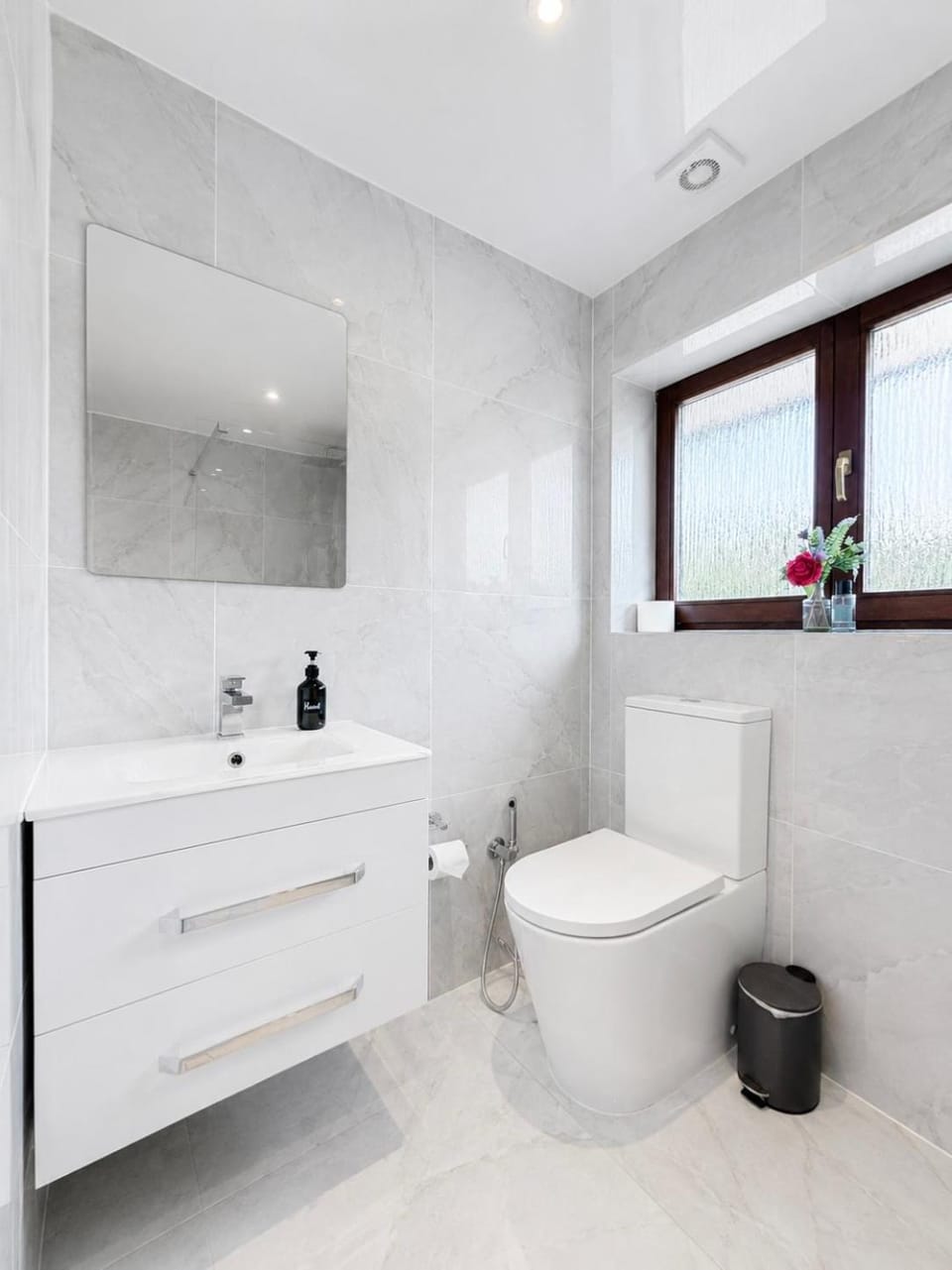 Shower, Toilet, Bathroom, Bath, bidet, towels