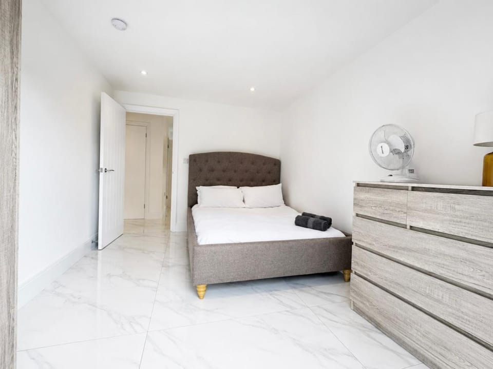 Bed, Living room, Photo of the whole room, Seating area, Bedroom, towels, wardrobe