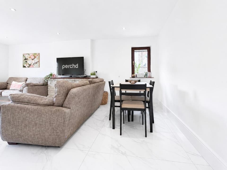 Communal lounge/ TV room, TV and multimedia, Living room, Seating area, Dining area, Evening entertainment
