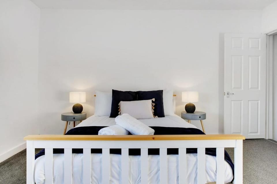 Family two Bedroom Home Free Parking and Backyard House in England