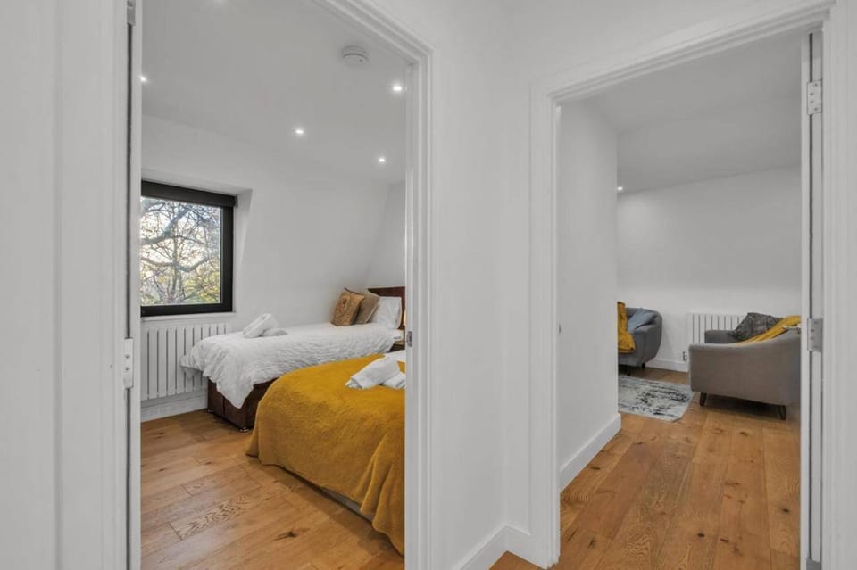 Bed, Seating area, Bedroom