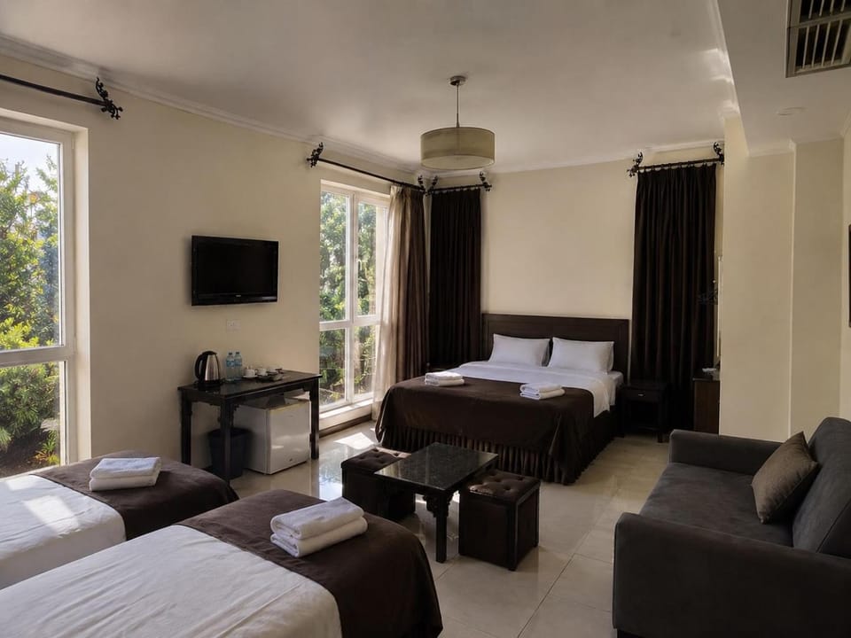 Bed, TV and multimedia, Living room, Photo of the whole room, Seating area, Evening entertainment, Bedroom